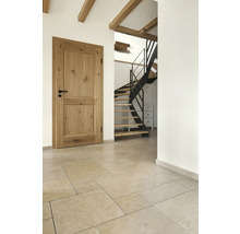 Flur mit Holztür, Treppe und Fliesenboden