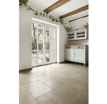 Heller Raum mit Natursteinboden, Fenster und Holzdecke