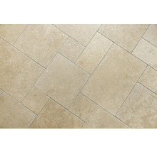 Verlegtes Natursteinfliesenmuster für Bodenbeläge