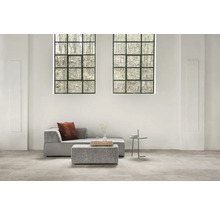 Helles Wohnzimmer mit modularem Sofa, Beistelltisch und grossen Fenstern