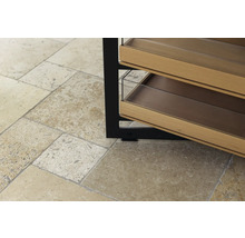 Detailaufnahme eines Regals mit Holzablagen auf einem beigen Travertinboden.