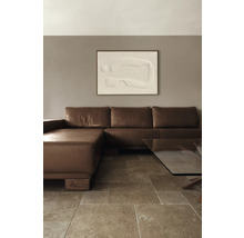 Wohnzimmer mit braunem Ledersofa, Couchtisch und gerahmtem Kunstwerk an der Wand