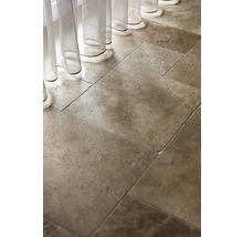 Boden mit Fliesen und Vorhang