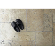 Bodenfliesen und Hausschuhe