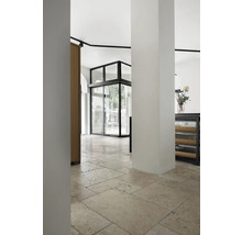 Innenraum mit Natursteinboden und Glastüren