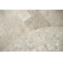 Bodenfliesen aus Travertin und Mosaikfliesen, Nahaufnahme