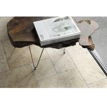 Bodenfliesen verlegt im römischen Verband mit Beistelltisch