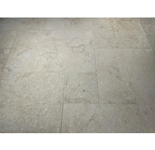 Verlegte Bodenfliesen aus Stein