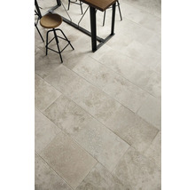 Bodenansicht mit rechteckigen Fliesen unter Tisch und Stuhl