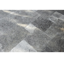 Bodenbelag aus Natursteinfliesen