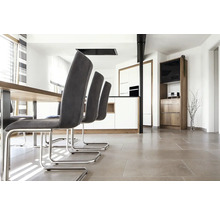 Essbereich mit Esstisch, Stühlen und Küchenzeile