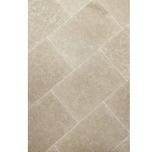 Rechteckige Bodenfliesen aus Stein verlegt im Fischgrätmuster