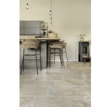 Innenraum mit Steinfliesen, Barhockern, Pellettofen und Küchendekoration