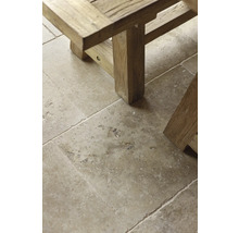 Bodenfliesen mit Holztischbein