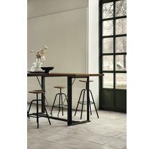 Hochtisch mit Hockern in heller Einrichtung neben einem Fenster