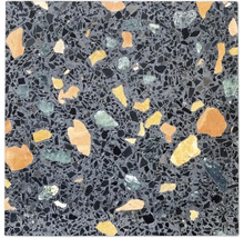 Nahaufnahme einer Terrazzo-Bodenfliese mit Steinfragmenten