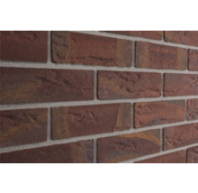 Detailaufnahme einer Wandverkleidung in Backsteinoptik