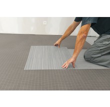 Verlegen von selbstklebenden Vinyl-Fliesen auf einem Boden