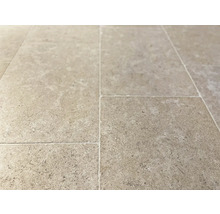 Nahaufnahme von rechteckigen Travertinfliesen