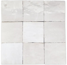 Neun quadratische, keramische Bodenfliesen