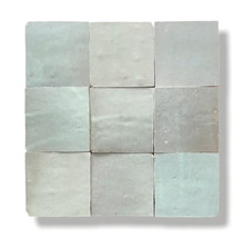 Neun quadratische Fliesen aus Steingut