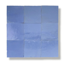 Quadratische Fliesen aus Keramik im Fliesenverband