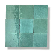 Quadratische Fliesen aus Zement