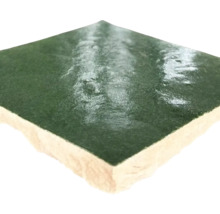 Quadratische, grüne Keramikfliese für den Innenbereich.