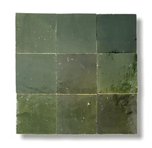 Neun quadratische, grüne Fliesen