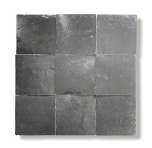 Quadratische, graue Steinzeugfliesen, zusammengesetzt zu einer Fläche