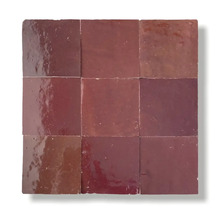 Quadratische, glänzende, dunkelrote Fliesen