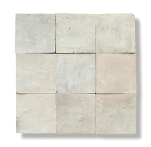 Quadratische, helle Zementfliesen, zusammengesetzt zu einem Quadrat