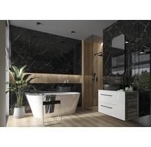 Helles Badezimmer mit freistehender Badewanne, Waschtisch mit Aufsatzwaschbecken und Wandfliesen in Marmoroptik.