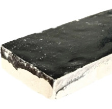 Dunkle Fliese im Querschnitt