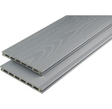 Zwei graue Terrassendielen aus Kunststoff mit Holzstruktur