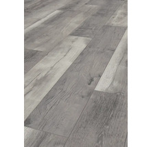 Nahaufnahme eines grauen Laminatbodens in Holzoptik.