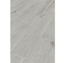 Helle Laminatboden-Verlegung im Fischgrätmuster