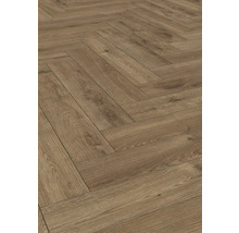 Holzfarbener Laminatboden im Fischgrätmuster