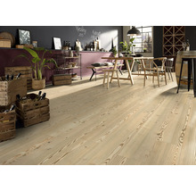 Helle Holzbodenfläche in einem Esszimmer mit Tischen, Stühlen und dekorativen Elementen.