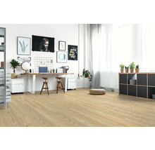 Heller Arbeitsbereich mit Holzboden, Schreibtisch und Dekorationsgegenständen.