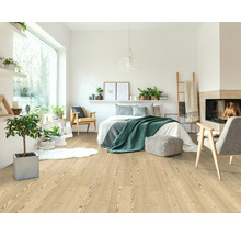 Heller, freundlicher Schlafraum mit Holzboden, Bett, Kamin und Dekoration