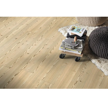 Verlegter Holzboden mit Büchern und Sitzkissen