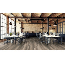 Helles Büro mit Computertischen, Bürostühlen und Holzboden