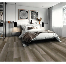 Schlafzimmer mit Doppelbett, zwei runden Wandbildern und Holzboden