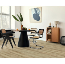 Heller Raum mit Esstisch, Stühlen und Kommode auf hellem Holzboden.