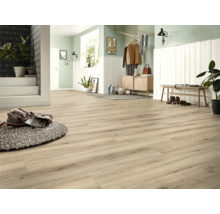 Heller Raum mit Designboden in Holzoptik, Kommode, Bank und Dekoration