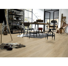 Heller Wohnraum mit Regalen, Tischen, Stühlen und hellem Holzboden