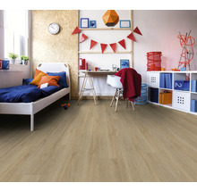 Kinderzimmer mit Bett, Schreibtisch und Laminatboden.