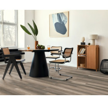 Heller Essbereich mit Holzboden, Esstisch mit Stühlen und Sideboard.