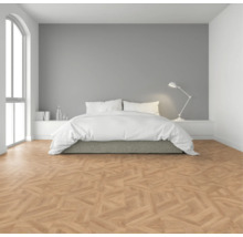 Helles Schlafzimmer mit Doppelbett, Lampe und Holzboden